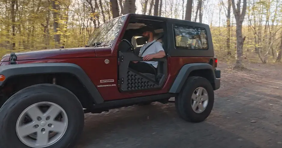 Un homme au volant d'une Jeep Wrangler dont certaines pièces sont fabriquées avec l'imprimante 3D Atlas H