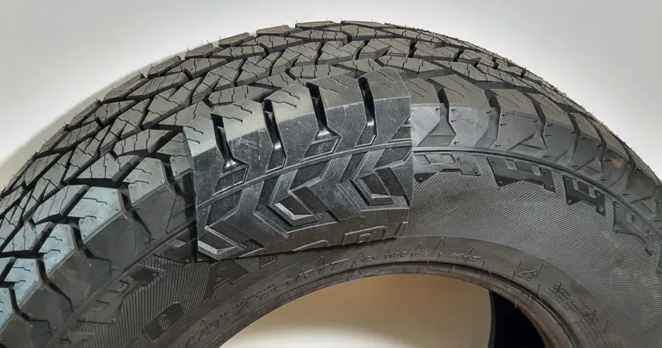 un gros plan d'un pneu Hankook montrant les textures de la bande de roulement