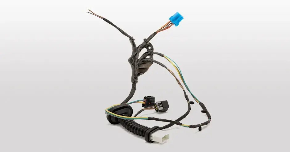 Élément de rétention d'un faisceau électrique dans le secteur des transports, servant aussi de guide-câbles pour faciliter le montage.