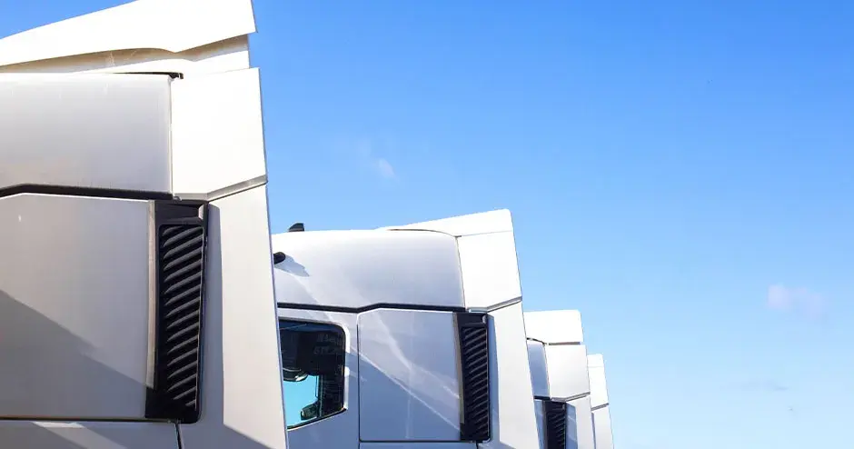 Quatre concepts différents de déflecteurs d'air de cabine pour un essai de camion. 