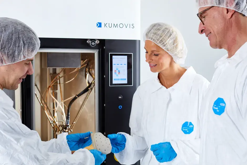 Experts médicaux ou médecins extrayant une plaque crânienne de l’imprimante 3D Kumovis R220