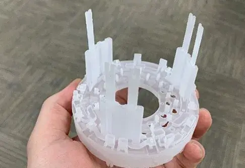 Pièce d’étalonnage pour microscope électronique produite en VisiJet M2S-HT90