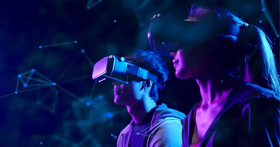 des enfants portant une RV et regardant un ciel imaginaire