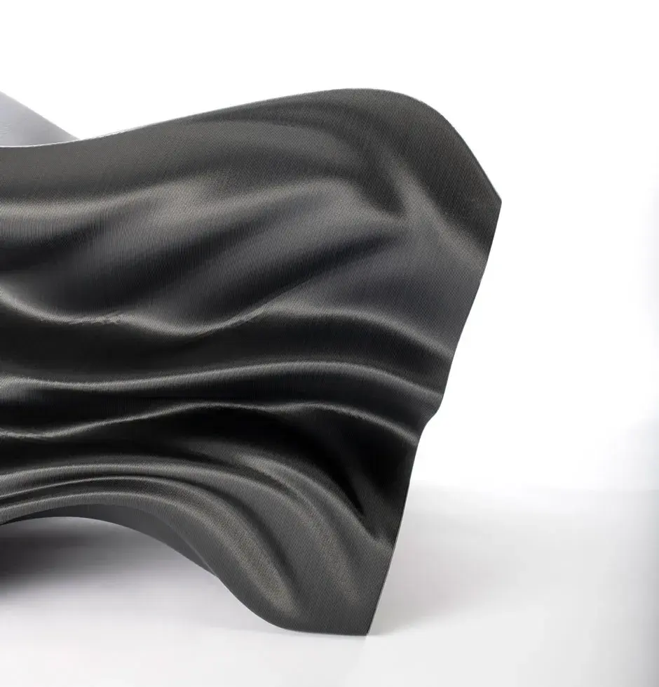 Vue latérale du fauteuil Steam conçu par Slicelab et imprimé en 3D avec des granulés ABS chargés en fibres de carbone sur l'imprimante 3D EXT 1270 Titan Pellet. 