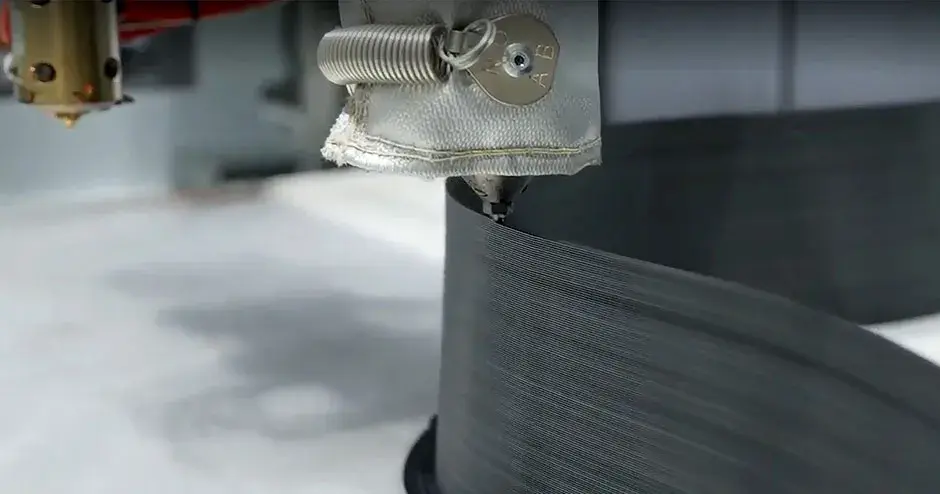 Imprimante 3D par extrusion en train de fabriquer une pièce