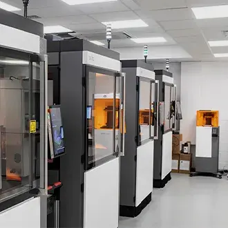 Une rangée d'imprimantes 3D