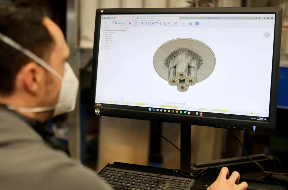 Personne travaillant sur un fichier CAO pour concevoir un fauteuil