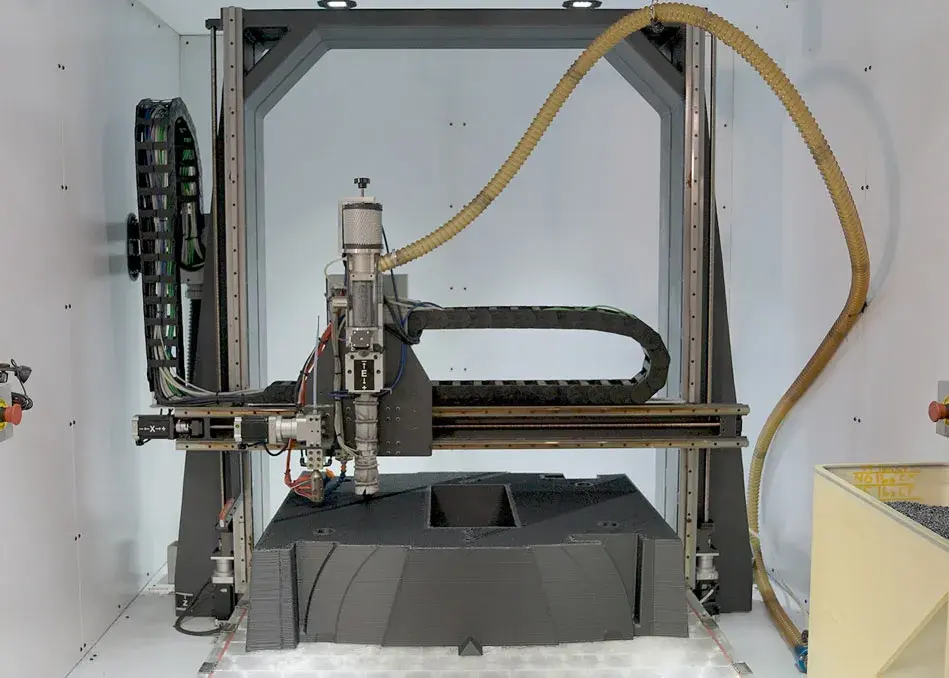 Une impression d'un grand modèle de boîtier de pompe en ABS CF sur l'imprimante EXT Titan Pellet d'Astech. 