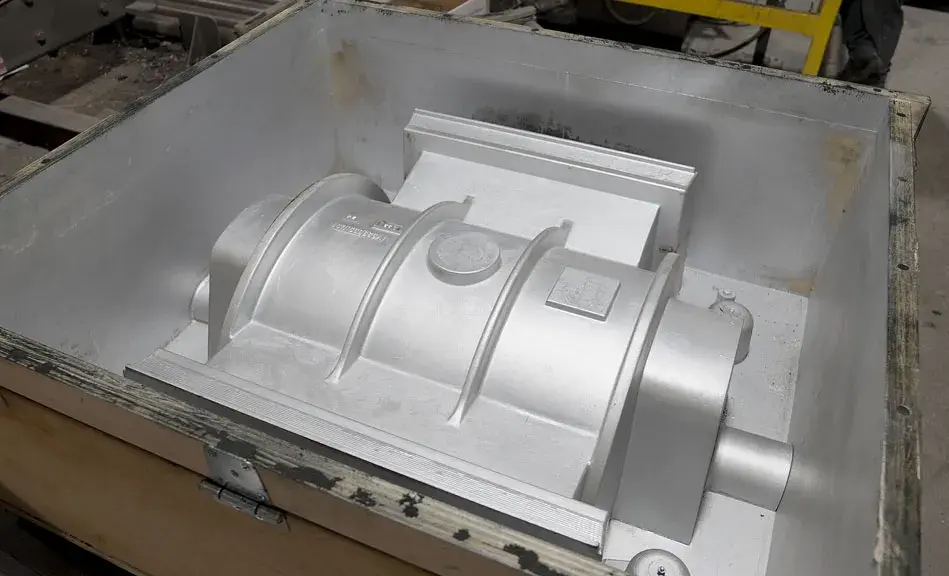 Modèle de boîtier de pompe en ABS CF imprimé en 3D, peint avec un moule et monté dans un flacon, prêt à être rempli de sable de moulage sans chauffage.