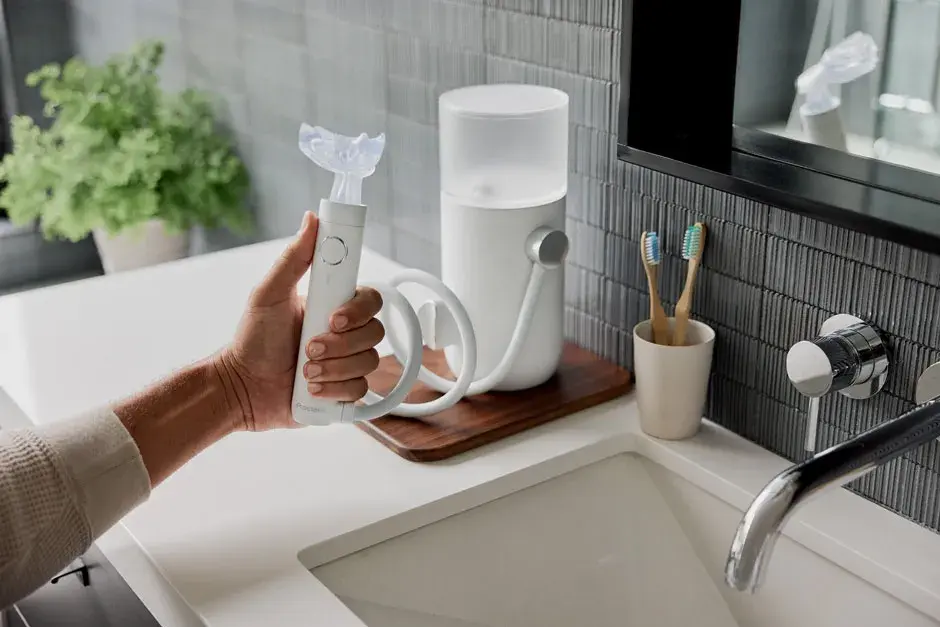 In'Tech - Homme dans une salle de bain