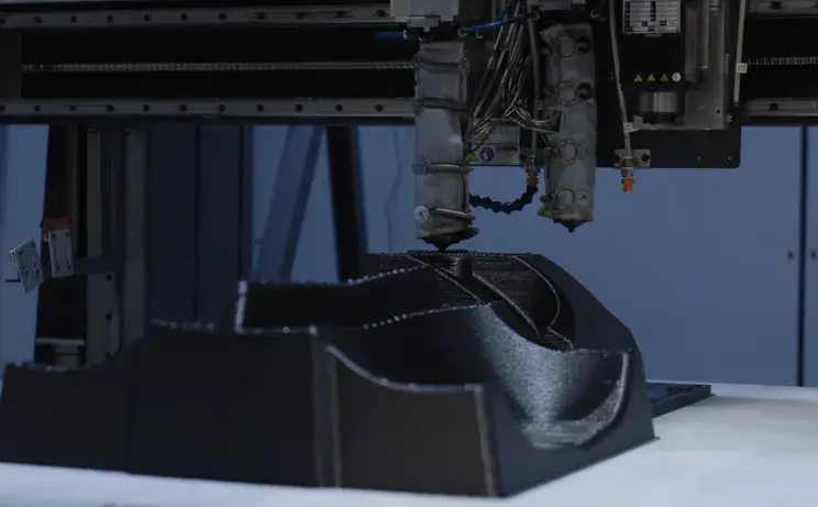 Impression d'un moule de thermoformage en cours chez Lindar sur l'imprimante à granulés 3D Systems EXT 1270 Titan. 