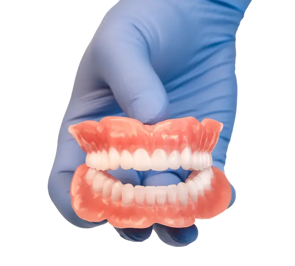 Une main avec un gant médical montrant des prothèses imprimées en 3D