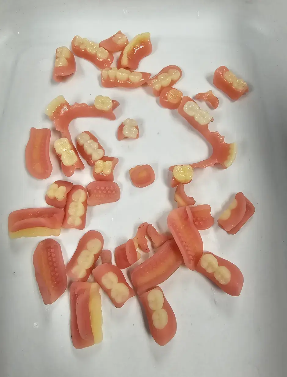 un plateau avec des pièces dentaires imprimées en 3D