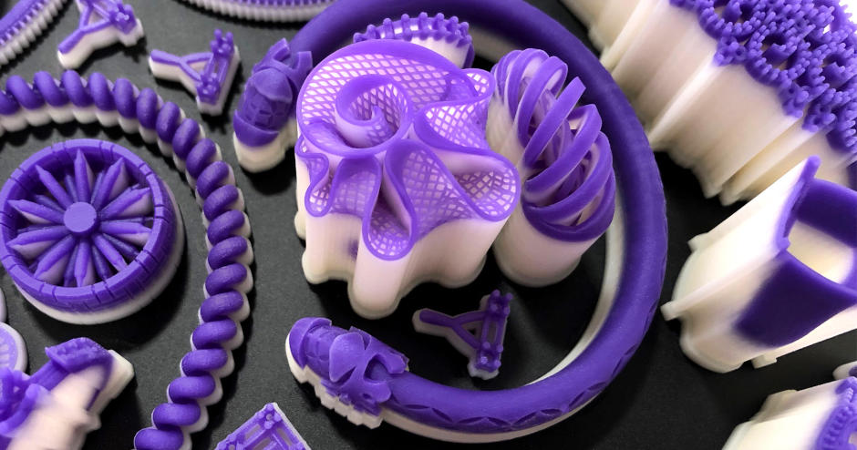 Pièces de bijouterie sorties d'une imprimante 3D Wax sur une plateforme
