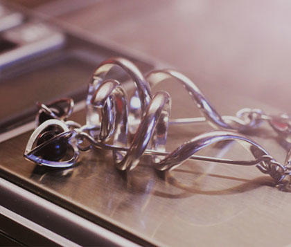 Boucles d'oreilles en argent torsadées avec pendentif en améthyste dans un motif de cage en argent