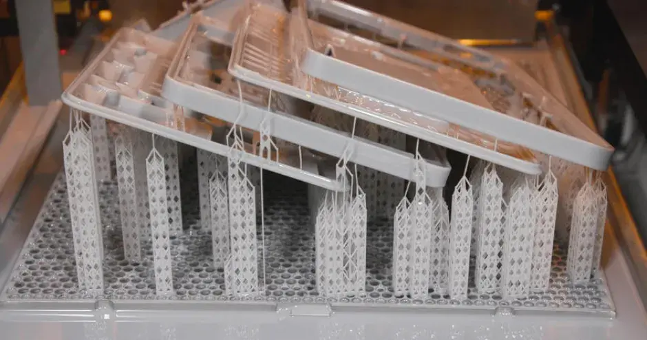 Fabrication de pièces SLA imbriquées, imprimées sur l'imprimante ProJet 7000 HD chez VAULT