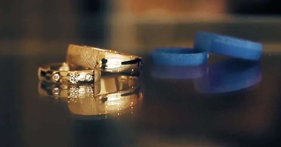 bague en or à côté d'un moule imprimé en 3D