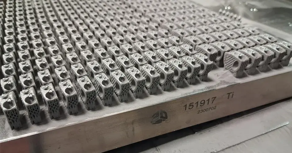 Plateau NovaSpine contenant des cages rachidiennes imprimées en 3D.